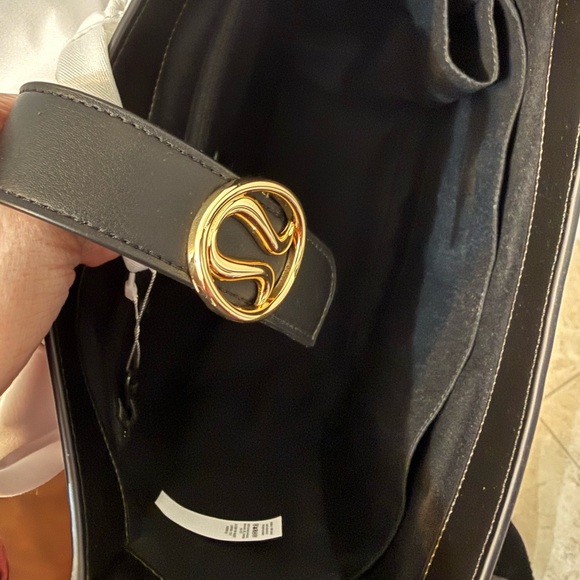 NWT lululemon athletica Leather Alternative Shoulder Bag 8L Black/Gold - Picture 11 of 12